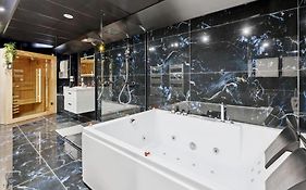 Love Room - Suite avec jacuzzi et sauna privatif
